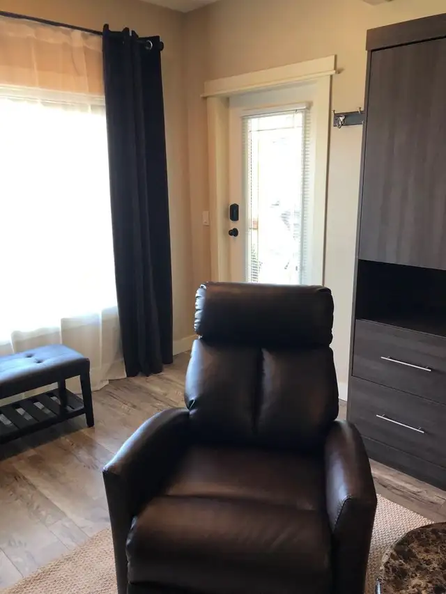 Bachelor Suite With a View - Photo 4