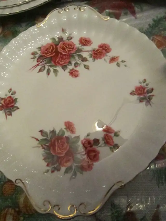 Royal Albert CENTENNIAL ROSE fine bone china set for 8 - Photo 2