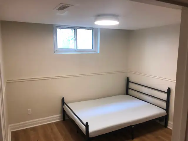 VERY BRIGHT ROOM NORTH YORK STEELES AND BATHURST NEAR BUS/PLAZA