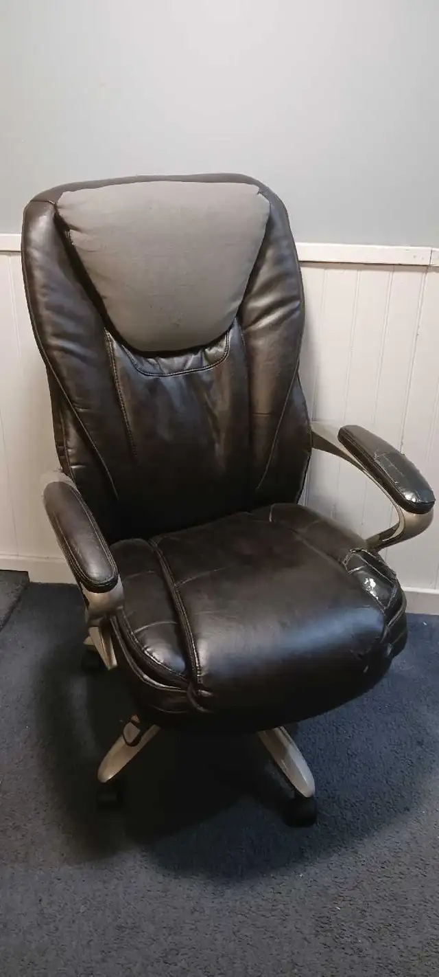 Free office chairs! .. 6 to choose from - Photo 2