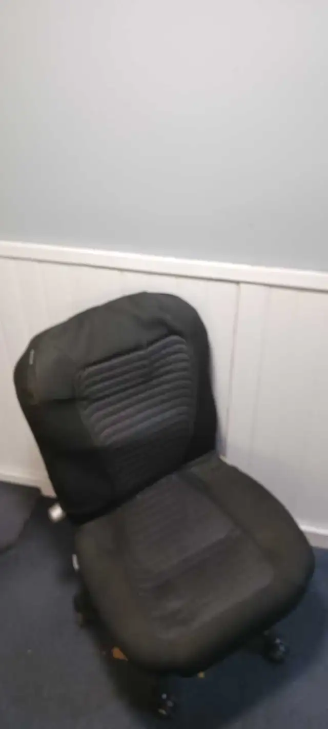 Free office chairs! .. 6 to choose from - Photo 3