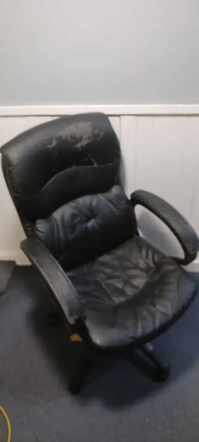 Free office chairs! .. 6 to choose from - Photo 4