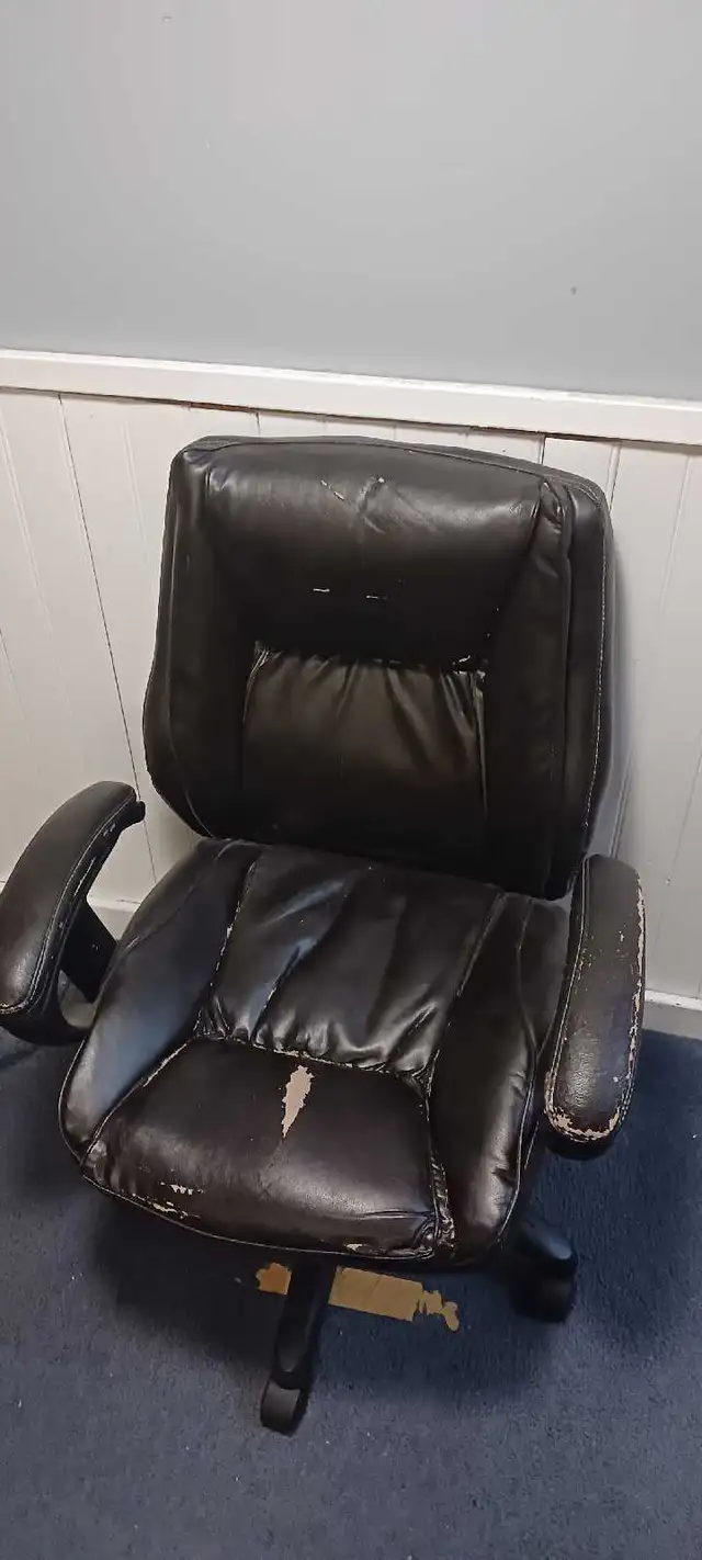 Free office chairs! .. 6 to choose from - Photo 5