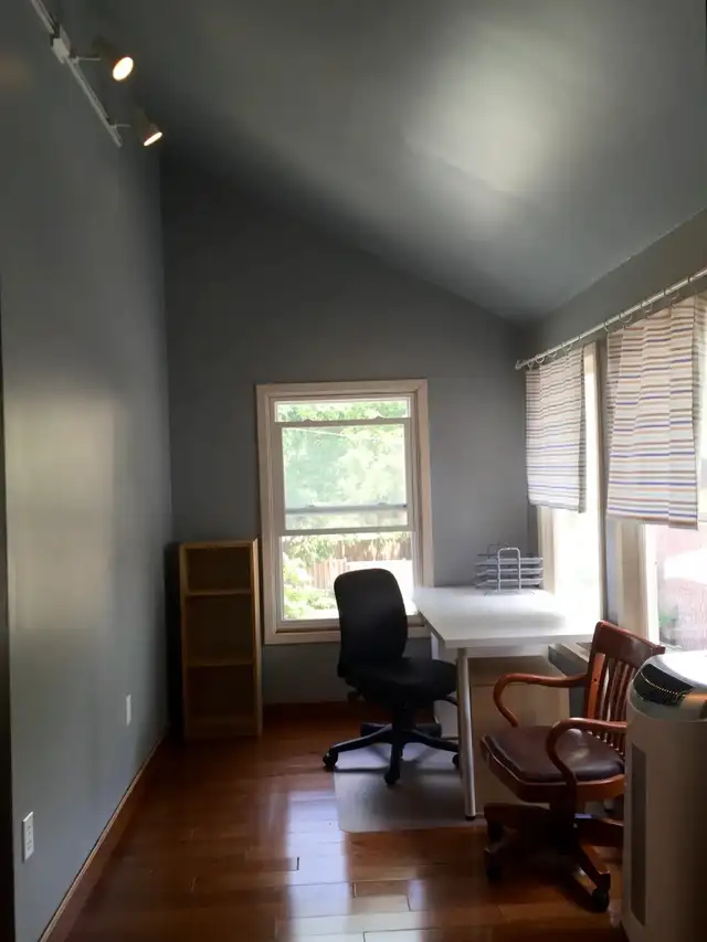 Downtown Apartment (heat/water included) - Photo 8