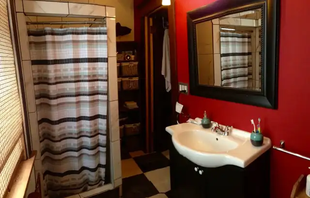 Downtown Apartment (heat/water included) - Photo 9