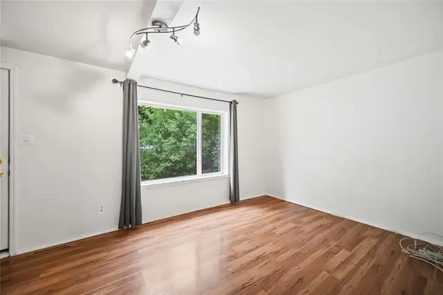 Home for Sale - St. Boniface - Photo 2