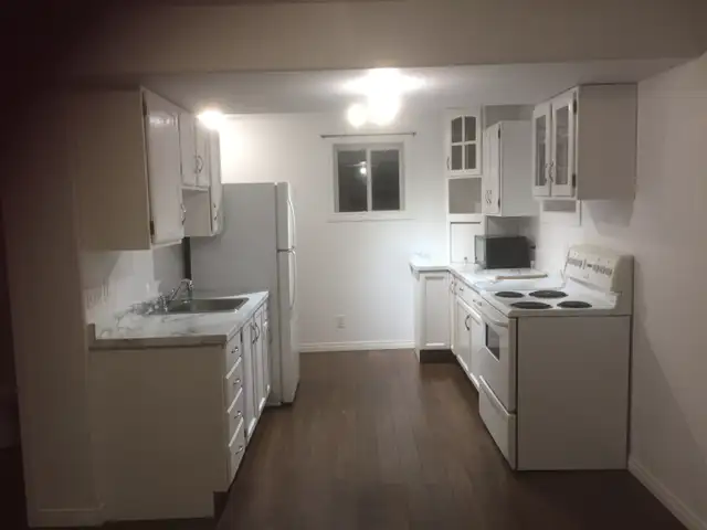 1 bdrm suite $800 - Photo 2