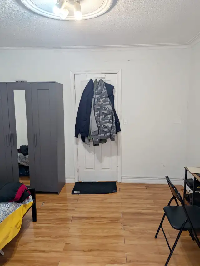 Main floor room for rent male only from May 1st near go station - Photo 2