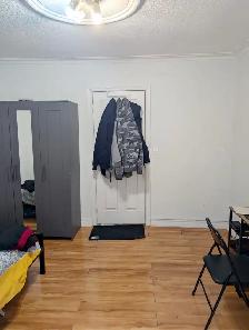 Main floor room for rent male only from May 1st near go station - Photo 2