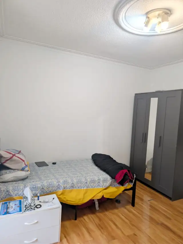 Main floor room for rent male only from May 1st near go station - Photo 3