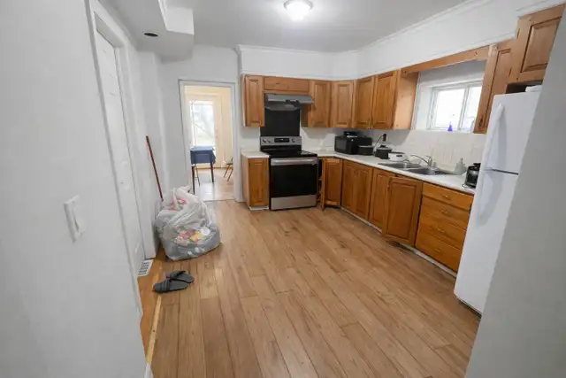 Main floor room for rent male only from May 1st near go station - Photo 5