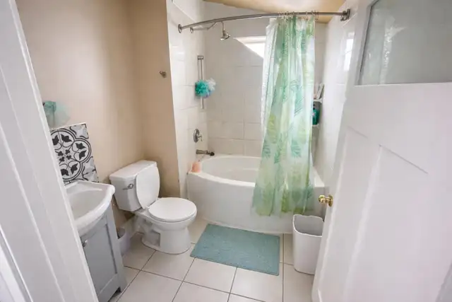 Main floor room for rent male only from May 1st near go station - Photo 6