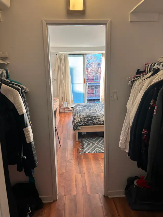 Grande chambre intime (toilette, balcon pour soi) metro Papineau - Photo 6