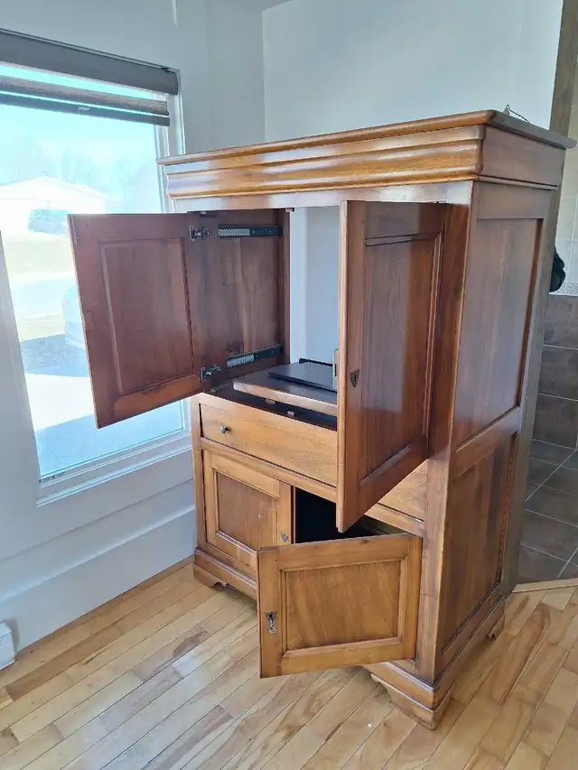 Antique Hutch/ TV Stand for Sale - Photo 2