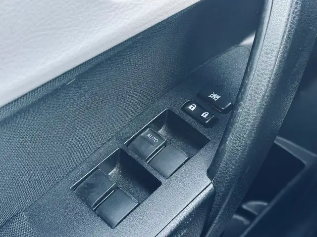 2014 Toyota Corolla 4dr Sdn CVT LE - Photo 15