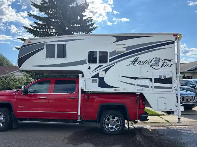 2015 Northwood Arctic Fox 811 Truck Camper - Photo 2