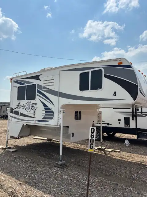 2015 Northwood Arctic Fox 811 Truck Camper - Photo 4