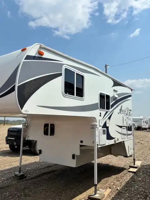 2015 Northwood Arctic Fox 811 Truck Camper - Photo 6