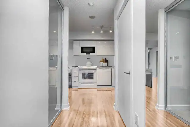 Stunning 1 BDRM w/Balcony, Parking, & Storage - DowntownToronto - Photo 3