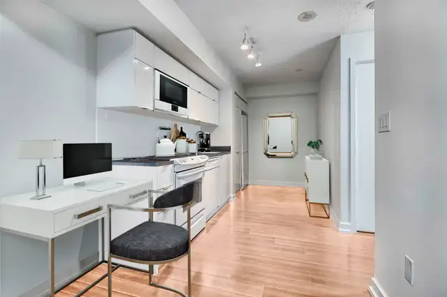 Stunning 1 BDRM w/Balcony, Parking, & Storage - DowntownToronto - Photo 4