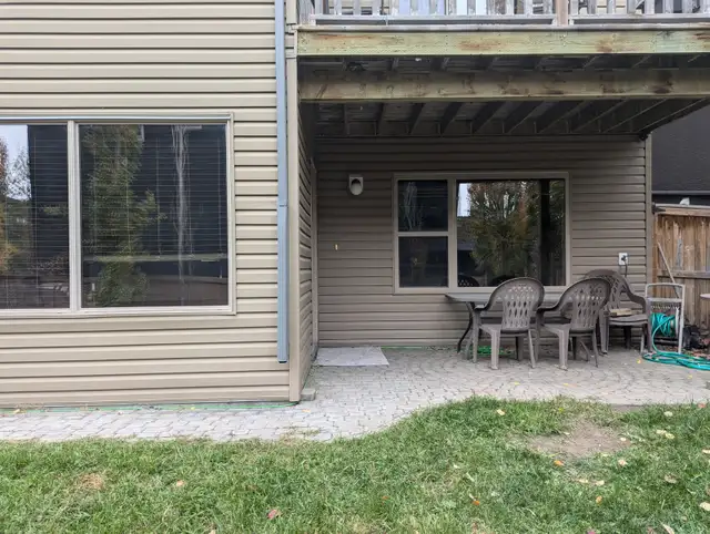 Bright and sunny 2 bedroom walkout basement - Photo 2