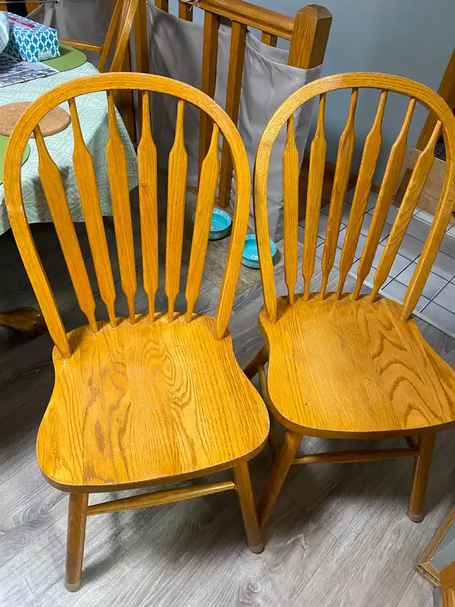 SOLID OAK Large oval dining room table and 4 chairs - Photo 3