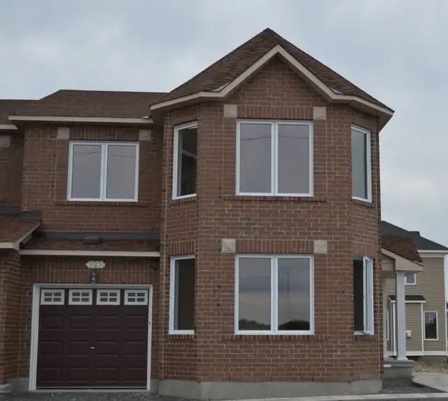 3 Bed / 2.5 Bath End-Unit Townhouse for Rent in Barrhaven - Photo 2