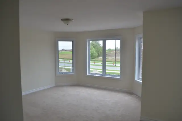 3 Bed / 2.5 Bath End-Unit Townhouse for Rent in Barrhaven - Photo 7