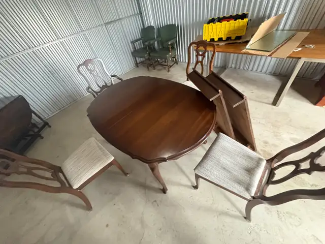 Free delivery used Wooden Dining Table with 4 chairs