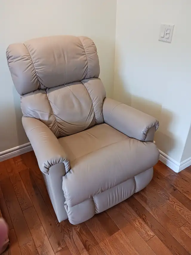 Set of Lazyboy Power Recliners - Photo 3