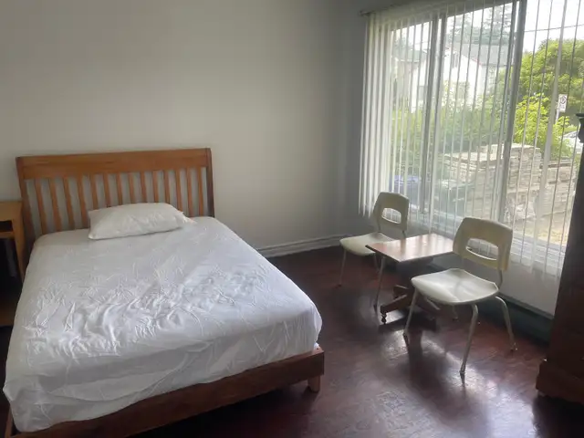 Large Room For Rent-Private Bathroom Across From Metro Cartier - Photo 2