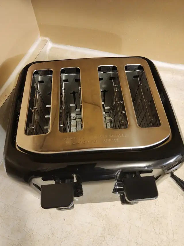 Four-Sice Toaster - Photo 2