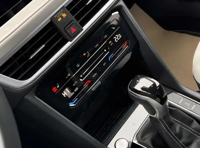 2025 Volkswagen Taos - Photo 10