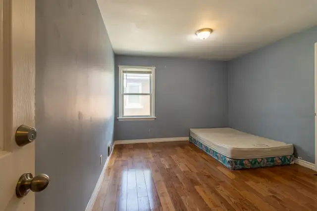 ROOM FOR RENT from 30th april,suitable for 2peopl step to MOHAWK