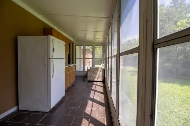 ROOM FOR RENT from 30th april,suitable for 2peopl step to MOHAWK - Photo 4