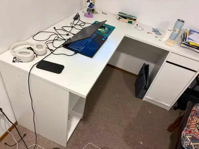 Ikea desk, used for six months. - Photo 2