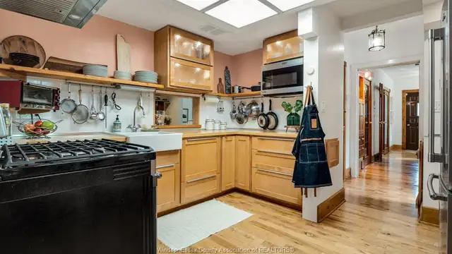 Rooms available in beautiful downtown Windsor home - Photo 2