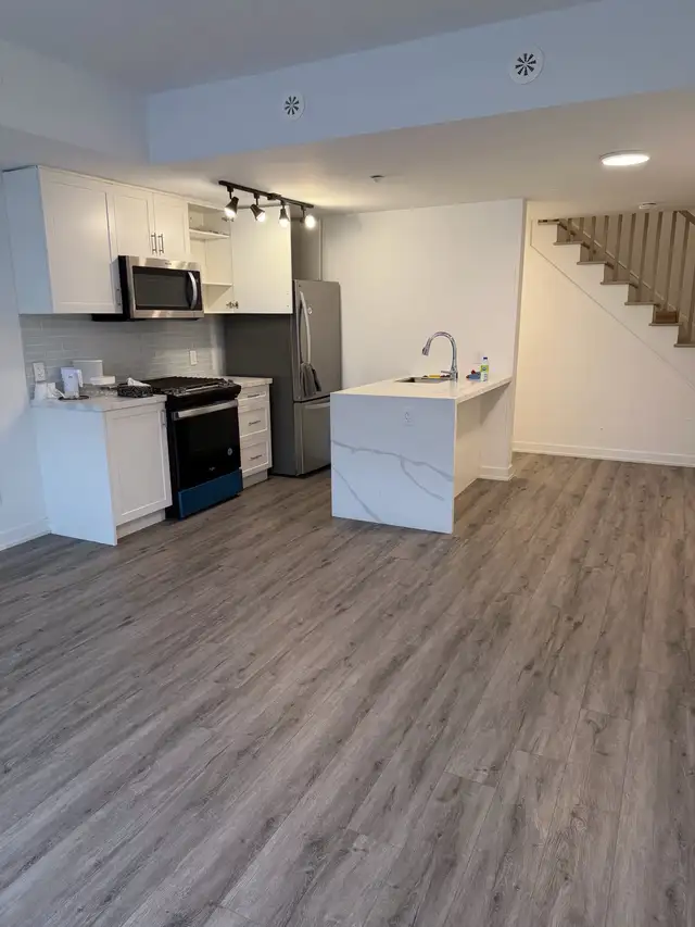 Two bedroom, three bathroom,  parking stacked condo for - Photo 2