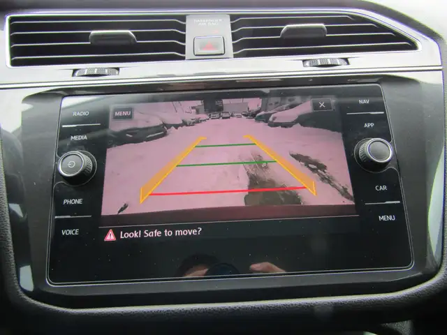 2018 Volkswagen Tiguan Comfortline 4MOTION Ltd Avail Leather / - Photo 22