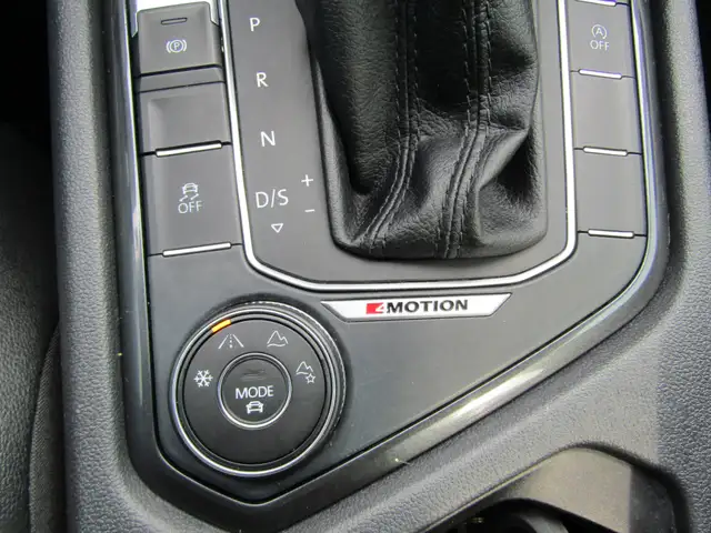 2018 Volkswagen Tiguan Comfortline 4MOTION Ltd Avail Leather / - Photo 26