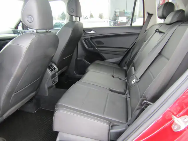 2018 Volkswagen Tiguan Comfortline 4MOTION Ltd Avail Leather / - Photo 27
