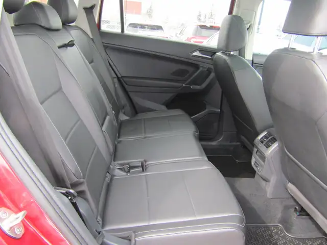 2018 Volkswagen Tiguan Comfortline 4MOTION Ltd Avail Leather / - Photo 29