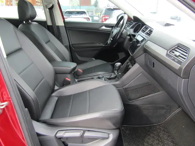 2018 Volkswagen Tiguan Comfortline 4MOTION Ltd Avail Leather / - Photo 30