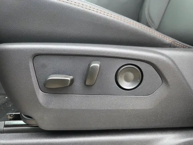 2026 GMC Sierra 3500HD AT4- Power Sunroof - Technology Pkg - Photo 23