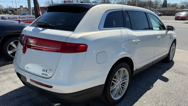 2014 Lincoln MKT - Photo 4