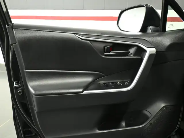 2024 Toyota RAV4 LE No Accident Radar Cruise Lane Assist Blind S - Photo 11