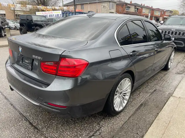 2012 BMW 328 i - Photo 5