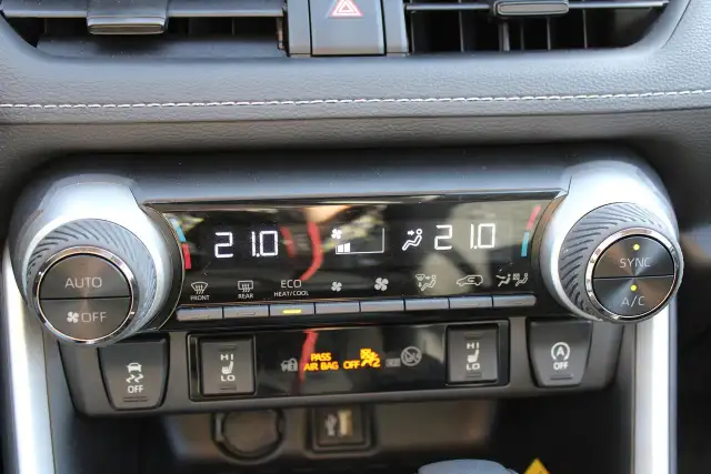 2025 Toyota RAV4 XLE AWD - Photo 17