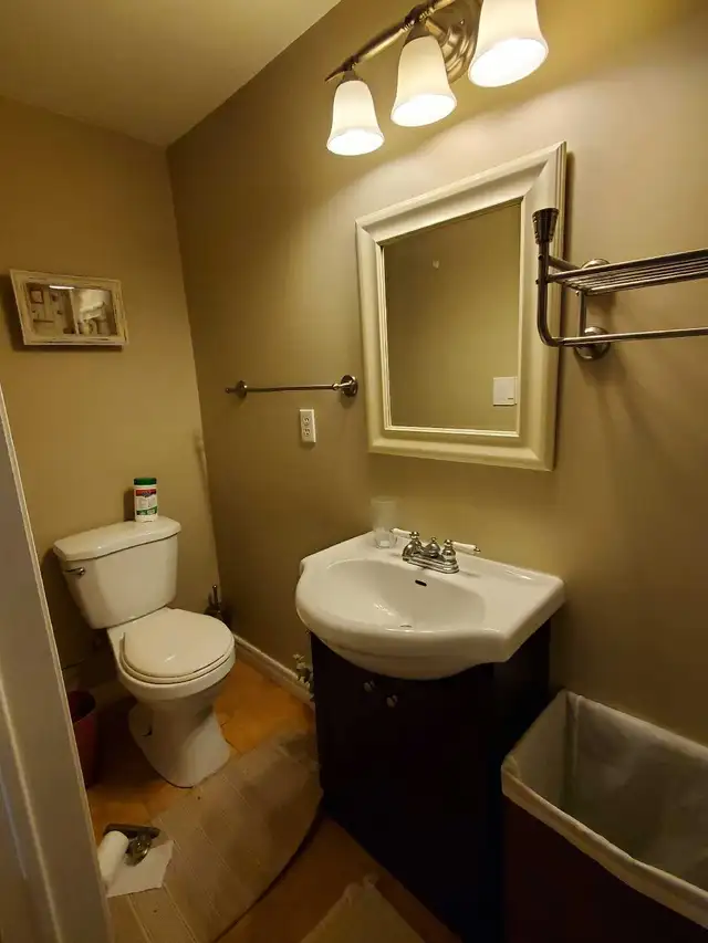 Furnished Bsmt bachelo/Separate entrance/Utilities included - Photo 5