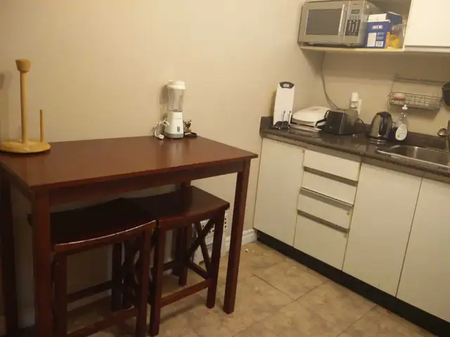 Furnished Bsmt bachelo/Separate entrance/Utilities included - Photo 6